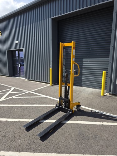 Manutan manual stacker - manutan,